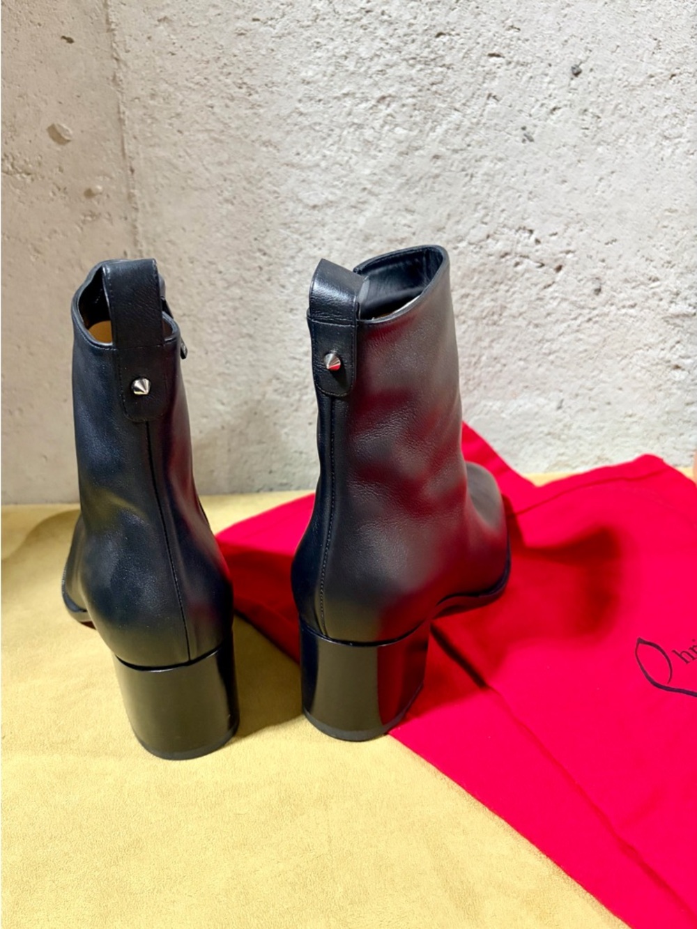Christian Louboutin Black leather boots with box & Red Drawstring Dust bags - Picture 5 of 11